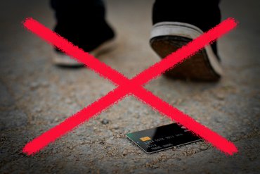 How does the card ejection mechanism in PULARYS wallets work?